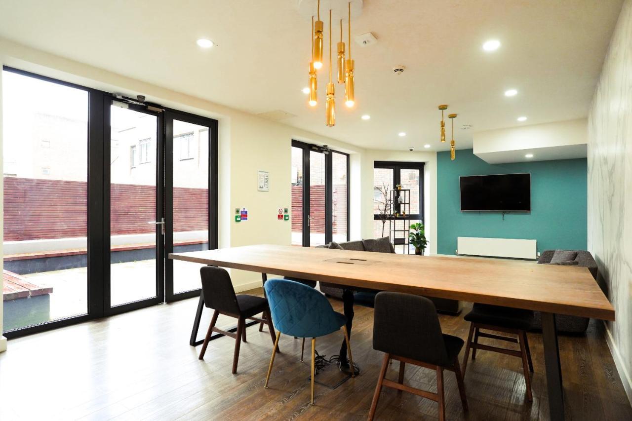 Platform Bedford Apartment Exterior photo